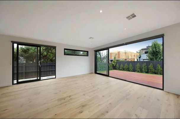Luxury Family Living in the Heart of Bentleigh East - Photo 1
