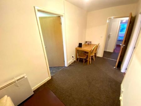 2 bedroom flat to rent - Photo 2