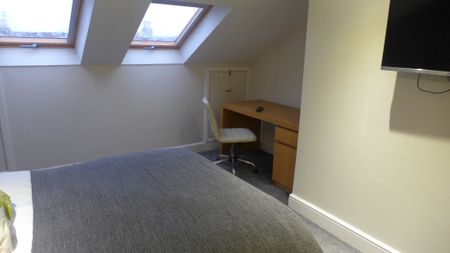Large Double Loft Room With Ensuite - Photo 3