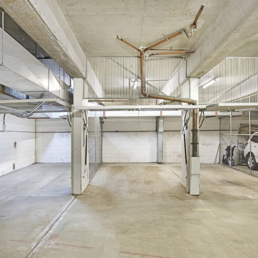 Whole Floor Penthouse Apartment With Triple Lock Up Garages - Photo 1