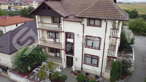 Casa cu 13 camere, 10 bai, 10 parcari, 480mp util, 1000 teren- pretabila pensiune, azil- Apahida - Photo 1