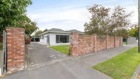 Great Location, spacious living area! - Photo 3