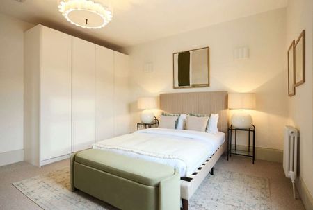 A very spacious family house situated on the Phillimore Estate. - Photo 4