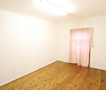 LOCATION !!! LOCATION !!! 3 BEDROOMS FRONT HOUSE IN QUIET STREET & ... - Photo 2