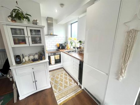 Carlton Square - Photo 3