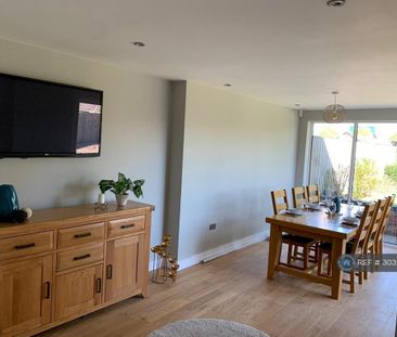 4 bedroom semi-detached house to rent - Photo 2