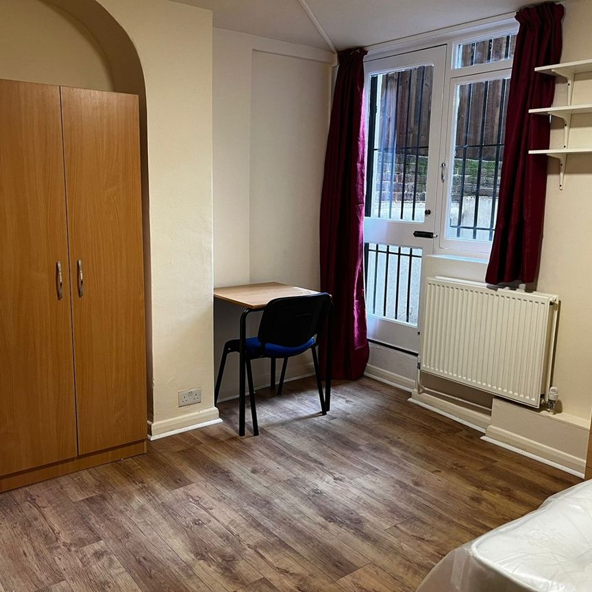 Studio Flat, Queens Road, SE14 - Photo 1