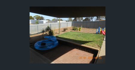 Lovely Three Bedroom Home - Photo 3