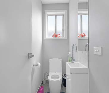 Beautifully Presented Family Home in the Heart of The Grove Estate - Photo 5