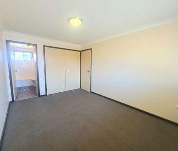 Relaxed 1 Bedder with Garage - Photo 2