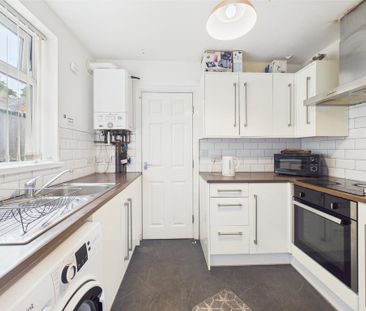 1 bedroom in a house share to rent - Photo 3