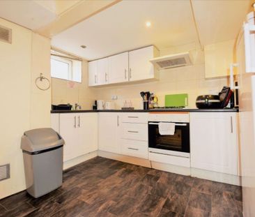 3 bedroom House in Harold Terrace, Leeds - Photo 2