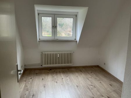 Einziehen und Wohlfühlen: gut aufgeteilte 2 Zimmer-Wohnung im Dachgeschoss in Hagen Eilperfeld! - Photo 4
