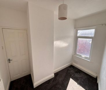 2 bed Terraced - To Let - Photo 6
