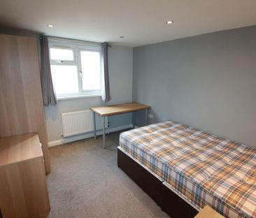 6 Bed Terraced House, Grange Avenue, RG6 - Photo 4