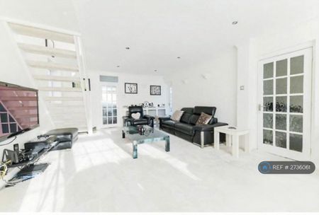 4 bedroom detached house to rent - Photo 2