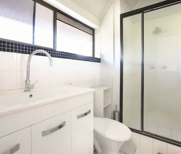 1 bedroom updated apartment surrounded by lush gardens & pool area - Photo 5