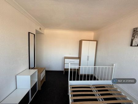 1 bedroom in a house share to rent - Photo 2