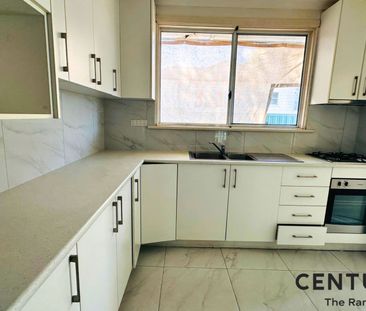 Spacious 3-Bedroom Home – Gas & Water Included! Close to Seven Hills Station! - Photo 3