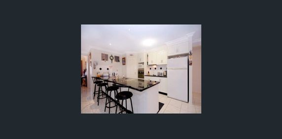 Spacious Family Home with Stunning Gardens & Sunroom Retreat - Photo 2