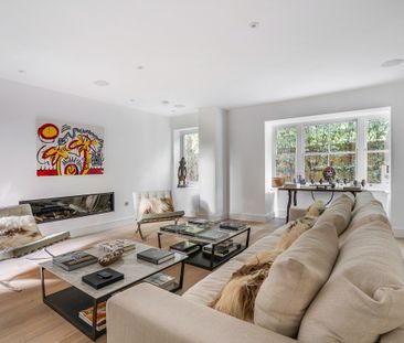 Five Bedroom Family Home with Gated Driveway, moments from Ascot High Street - Photo 2