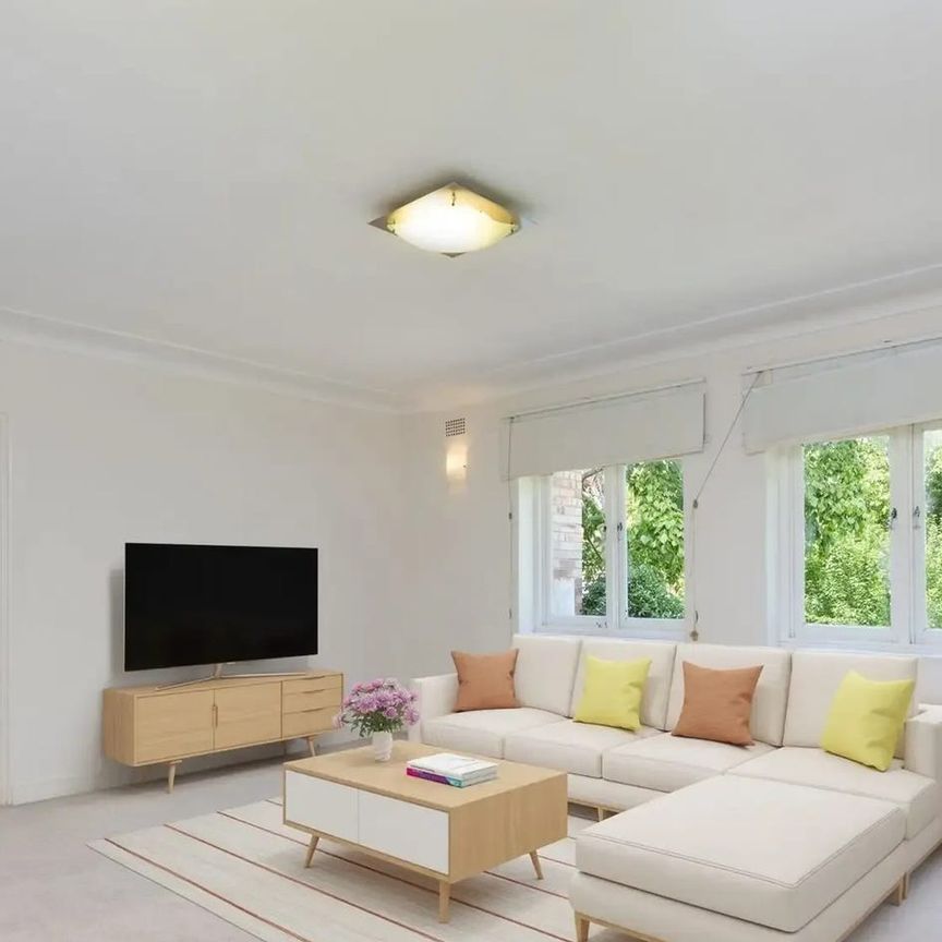 Spacious House in Prime Greenwich Location - Photo 1