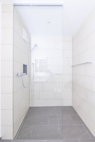 Charmante 3.5-Zimmer-Dachwohnung mit Panoramablick in Binningen - Photo 4