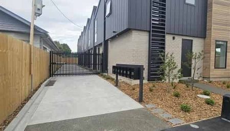 Modern 2BR Townhouse in Sydenham - Photo 3