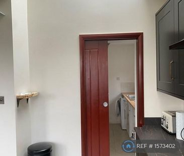 1 bedroom in a house share to rent - Photo 6