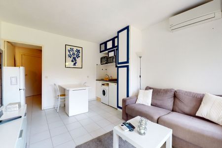 Proche plages et commodités, studio traversant avec coin chambre dans une résidence avec piscine. - Photo 5