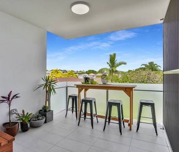 Top Floor - Large Two Bedroom - Great Location - Photo 4