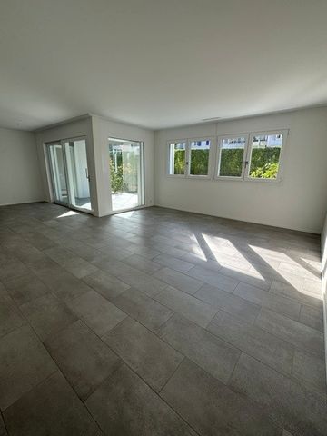 Moderne Wohnung im Erdgeschoss mit verglaster Loggia - Photo 2