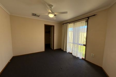 8 Frances Crescent, Cranbourne North VIC - Photo 4