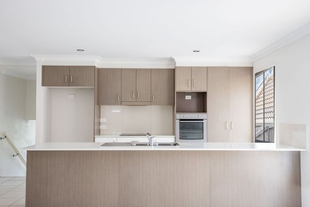 Modern & Spacious Family Home! - Photo 1