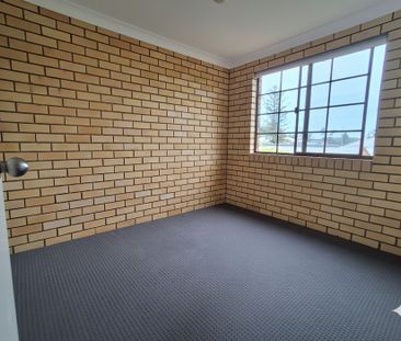 Charming Townhouse in Heart of Redcliffe - Photo 5