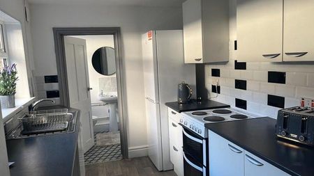 1 bedroom in a house share to rent - Photo 4