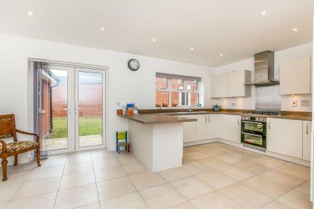 5 bedroom detached house to rent - Photo 4