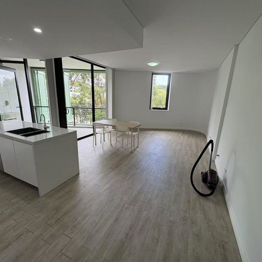 ð Prime Location â Heart of Rosebery / Green Square ð Transport & Connectivity ð Shopping & Daily Convenience ð½ï¸ Dining & Lifestyle ð - Photo 1