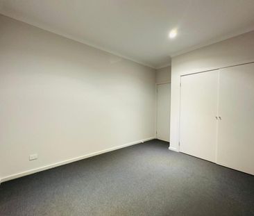 Stylish Family Living in a Convenient Pakenham Location - Photo 6