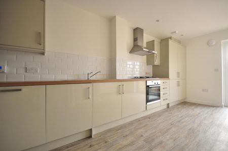 3 bedroom end of terrace house to rent - Photo 2