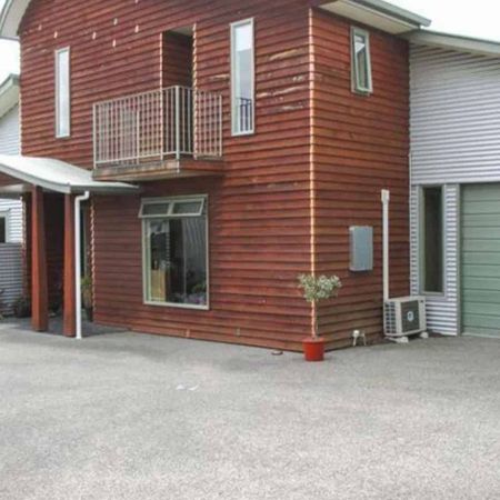 Stylish, Modern Home with Indoor-Outdoor Flow - Photo 4