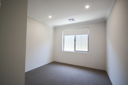 Brand New Three Bedroom Dual Living Property! - Photo 5