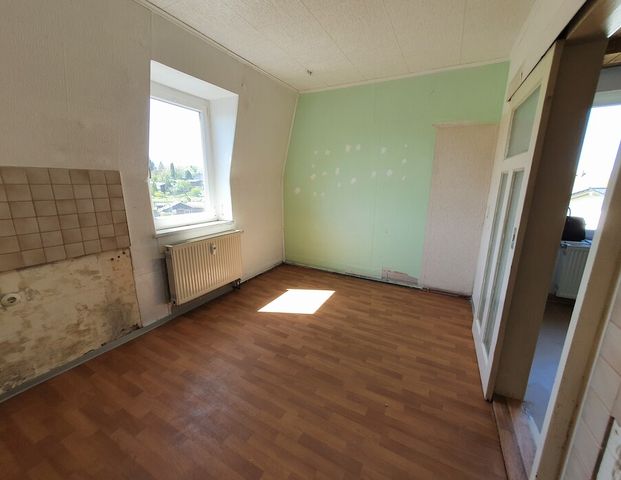 * Cossengrün-Gemütliche, ruhige 3 Zimmer Wohnung im Dachgeschoss - Bad mit Fenster* - Foto 1