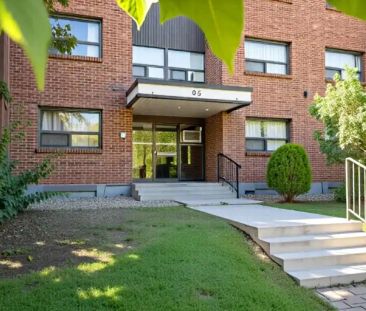 Westwood House | 33 Boulevard Brunswick, Dollard-des-Ormeaux - Photo 1