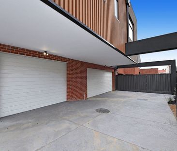 Stylish Thornbury Living - Photo 5