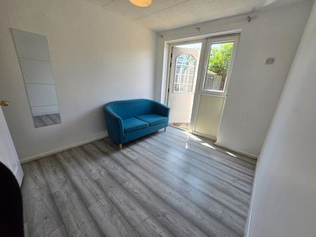 4 Bed Terraced House, Ivy Road, E16 - Photo 4