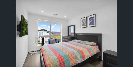 Modern 5-bedroom townhouse with solar-powered living. - Photo 5