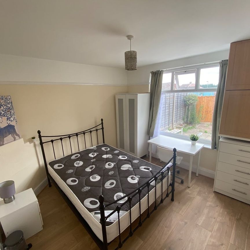 Room in a Shared House, Filton Avenue, BS34 - Photo 1