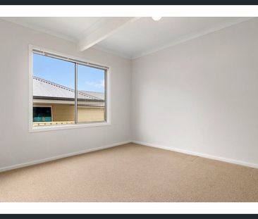 REFRESHED TWO-BEDROOM FLAT WITH NEW UPGRADES – MOVE-IN READY - Photo 2