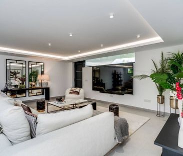 4 bedroom luxury Villa for rent in Estepona, Spain - Photo 5